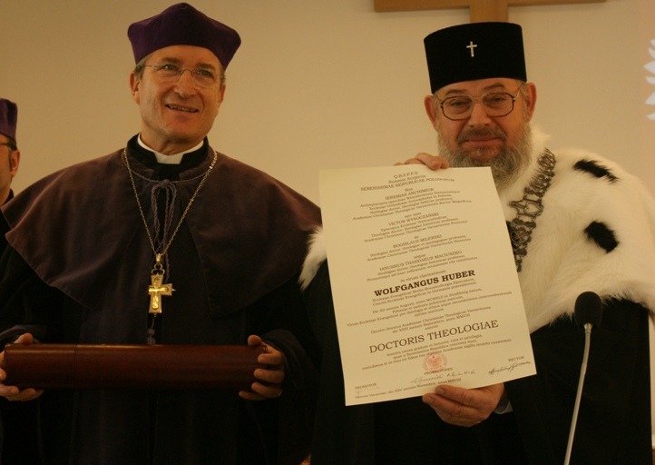 Biskup Wolfgang Huber doktorem  honoris causa ChAT