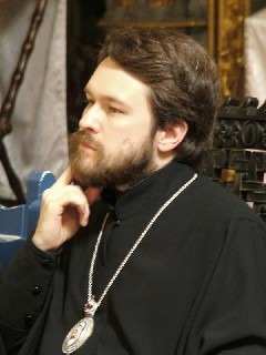 Bp Hilarion: Nie przeklinajmy kobiet w spodniach i bez nakryć głowy