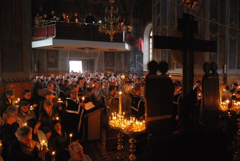 Jutrznia Wielkiego Piątku w białostockiej katedrze