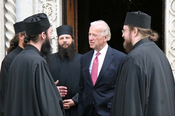 Wiceprezydent USA w kosowskim monasterze