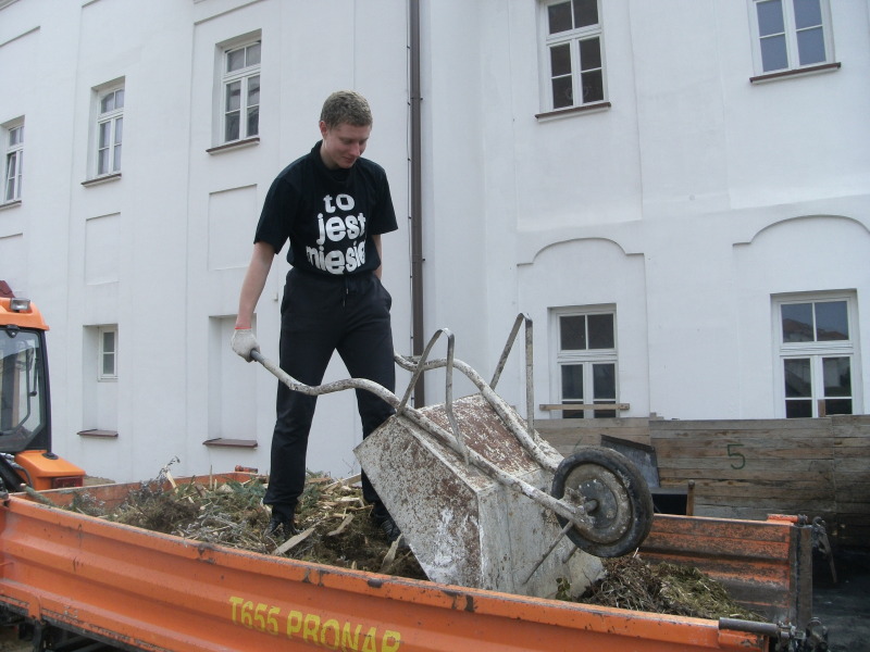 Prace porządkowe w monasterze w Supraślu