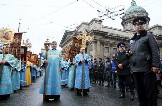 54 tysięcy ludzi na procesji w Petersburgu