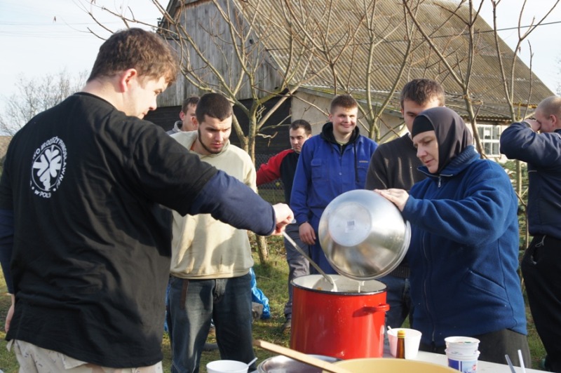 Młodzież pomaga monasterowi w Zaleszanach