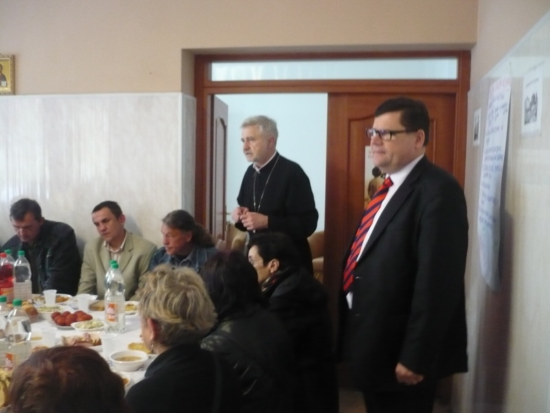 Śniadania wielkanocne dla osób bezdomnycyh i samotnych