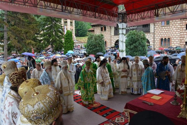Serbia: uroczyste przeniesienie relikwii św. Justyna Popovicia
