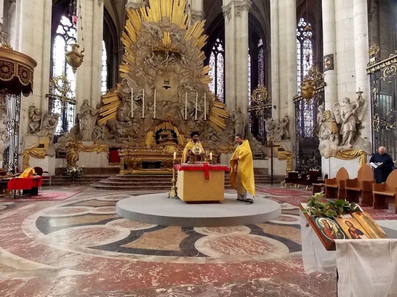 Prawosławne nabożeństwo w katolickiej katedrze Amiens (Francja)