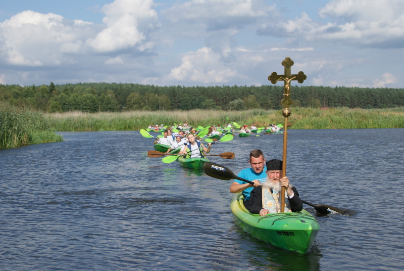 Pielgrzymi płynęli za krzyżem