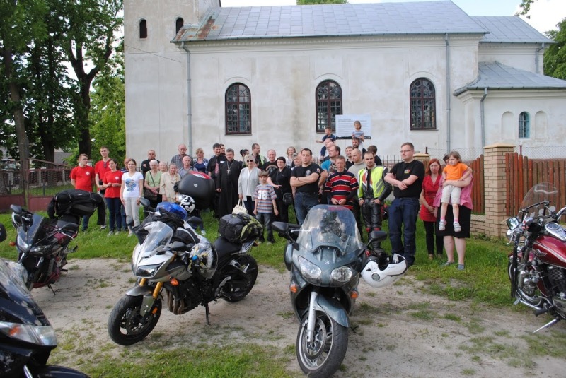 Motocykliści na szlaku bieżeńców