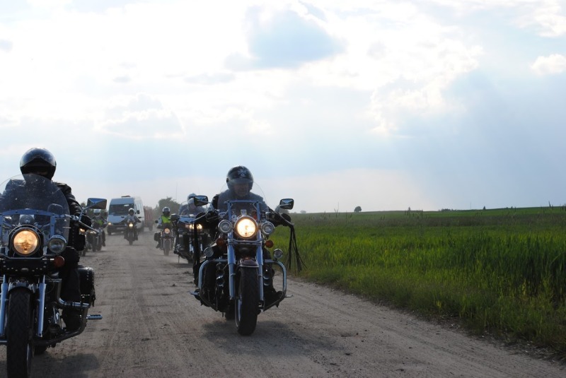 Motocykliści na szlaku bieżeńców