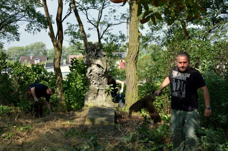 Sprzątanie najstarszego cmentarza w Łowiczu