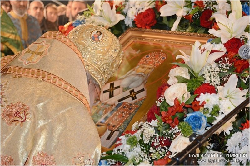 Patriarcha Neofit całujący ikonę św. Serafina