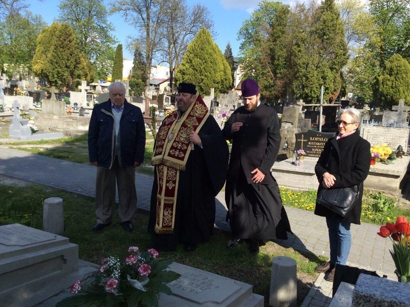 Panichida nad grobem arcyprezbitera Jana Lewczuka w Chełmie