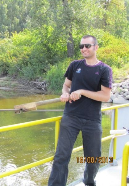 Michał Proszczuk podczas przeprawy promem w trakcie II pielgrzymki rowerowej do Jabłecznej