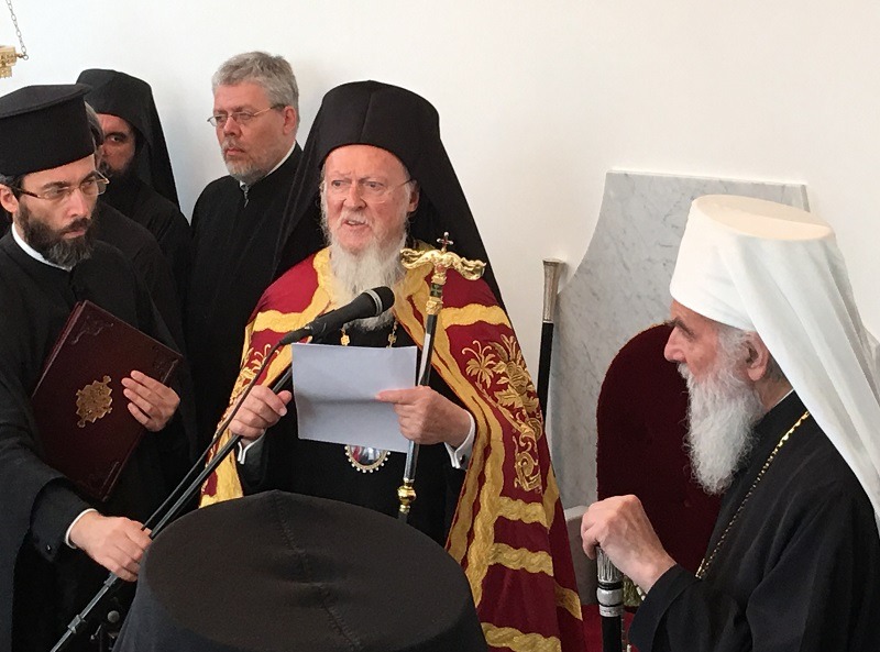 Doksologia; od lewej patriarcha serbski Ireneusz i Konstantynopola Bartłomiej
