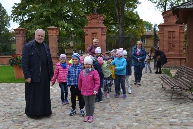 Dzieci z Przedszkola Nr 3 w białowieskiej pasiece u o. Sergiusza Korcha