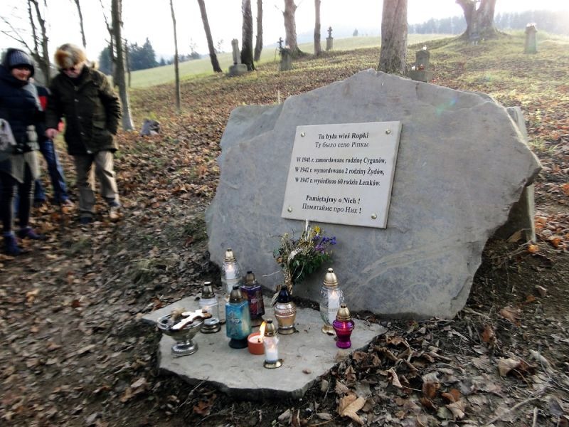 Poświęcenie pomnika w Ropkach