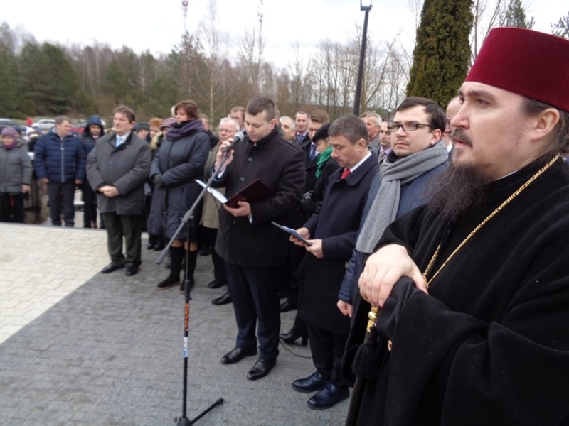 Poświęcenie odnowionego wojennego cmentarza
