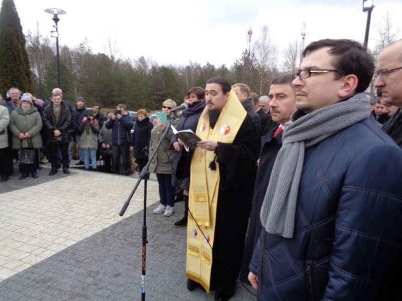 Poświęcenie odnowionego wojennego cmentarza