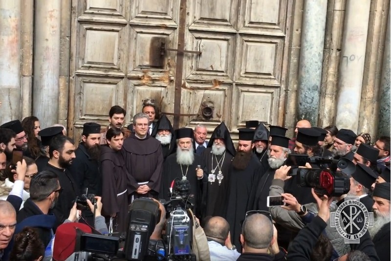 Protest u wrót Bazyliki Grobu Pańskiego w Jerozolimie