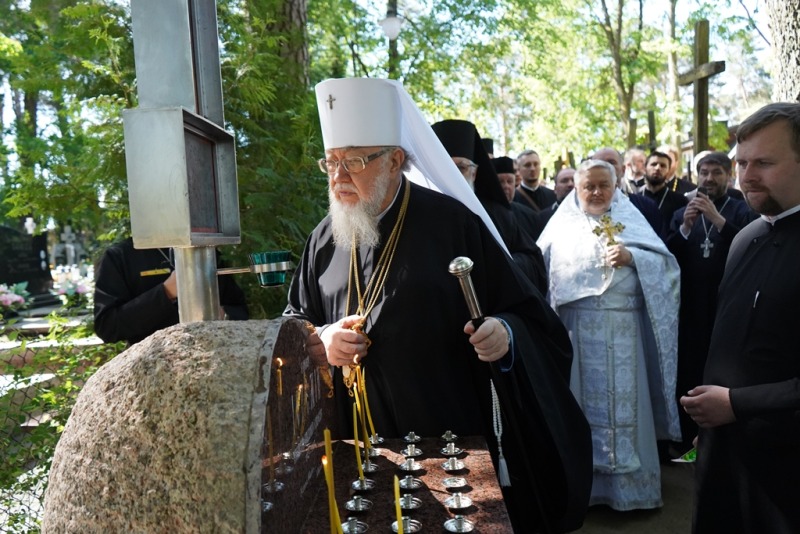Poświęcenie krzyża ku czci śp. abpa Jeremiasza