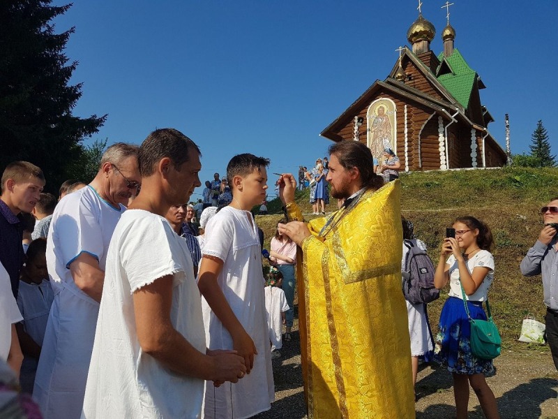 Masowy chrzest w 1030 rocznicę Chrztu Rusi