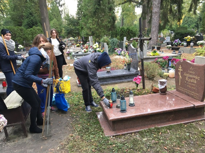 Porządkowanie prawosławnych grobów we Wrocławiu