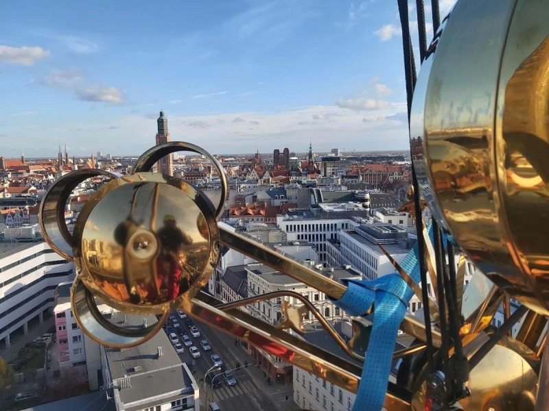 Sześcioramienny krzyż zwieńczył wieżę wrocławskiej katedry