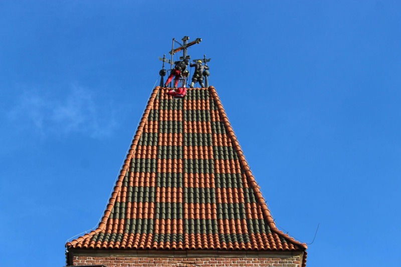 Sześcioramienny krzyż zwieńczył wieżę wrocławskiej katedry