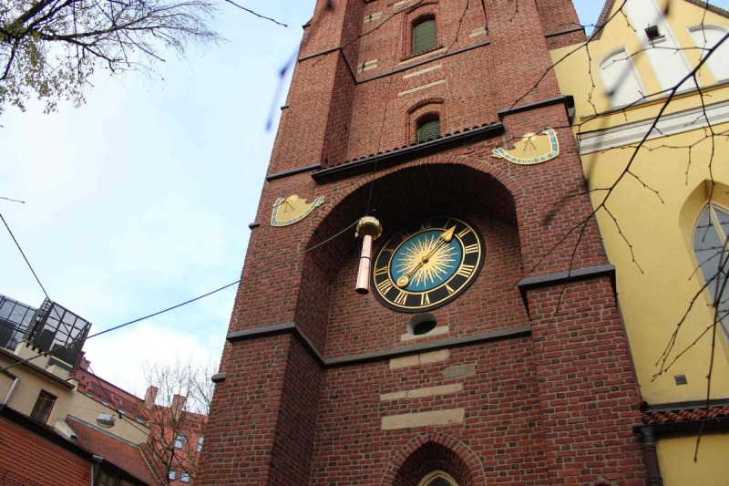 Sześcioramienny krzyż zwieńczył wieżę wrocławskiej katedry