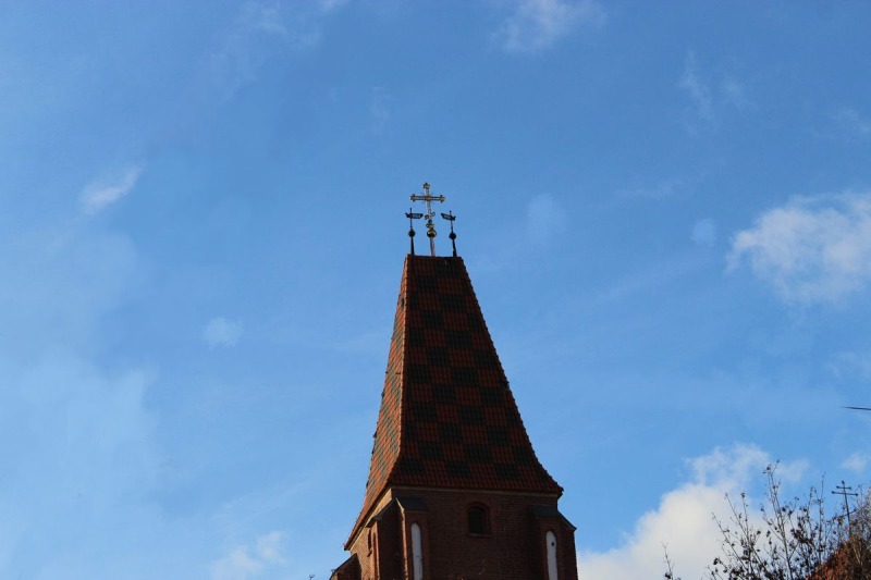 Sześcioramienny krzyż zwieńczył wieżę wrocławskiej katedry