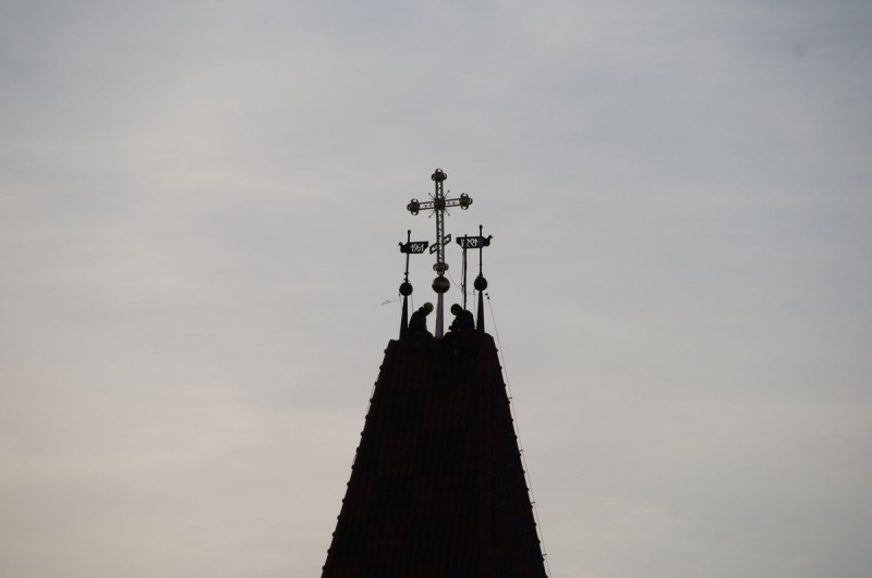Sześcioramienny krzyż zwieńczył wieżę wrocławskiej katedry