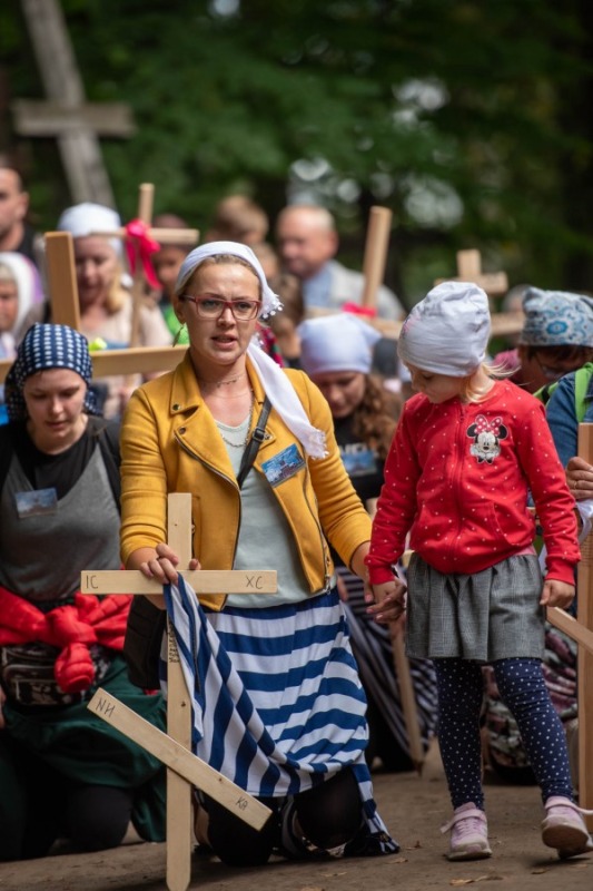 Pielgrzymi w drodze na świętą Górę Grabarkę
