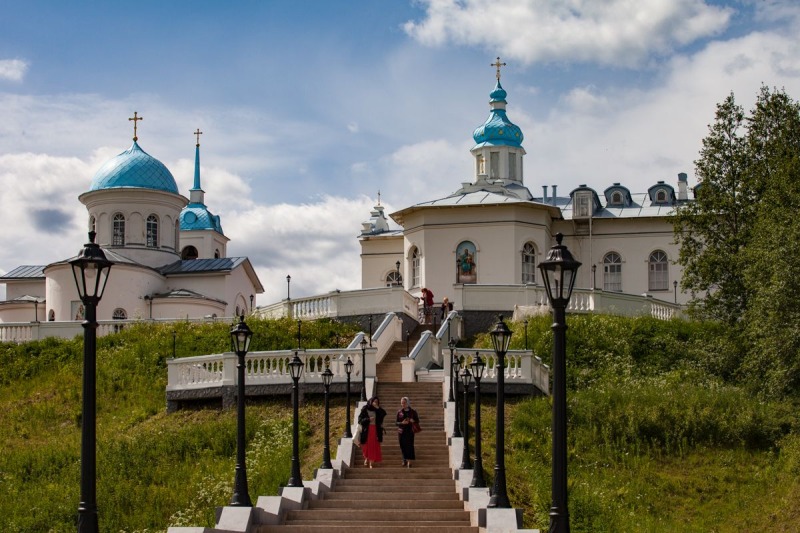 O świeckich kościołach