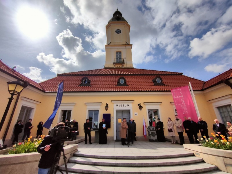 Odsłonięcie pomnika Kodeksu Supraskiego pod Białostockim Ratuszem