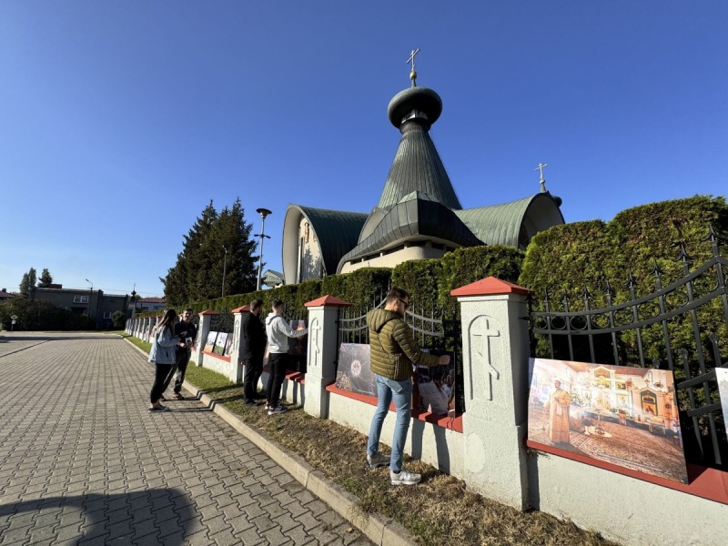 Plenerowa wystawa fotograficzna w Hajnówce. 100 lat autokefalii. 1000 lat historii
