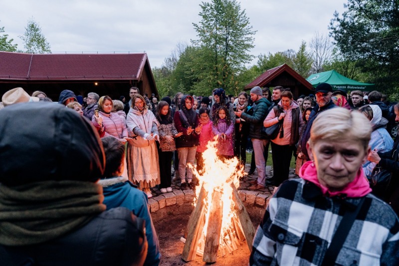 Magiczny wieczór w Puszczy Białowieskiej – Uczta Folklorystyczna w Topile