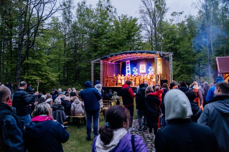 Magiczny wieczór w Puszczy Białowieskiej – Uczta Folklorystyczna w Topile