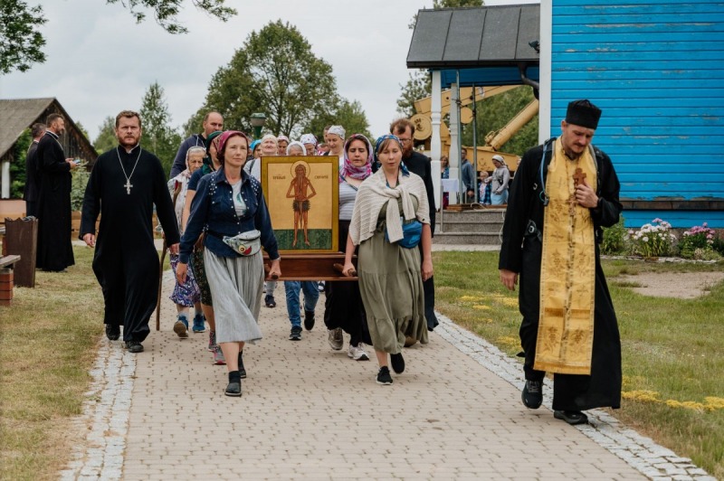Piesza pielgrzymka do monasteru w Jabłecznej