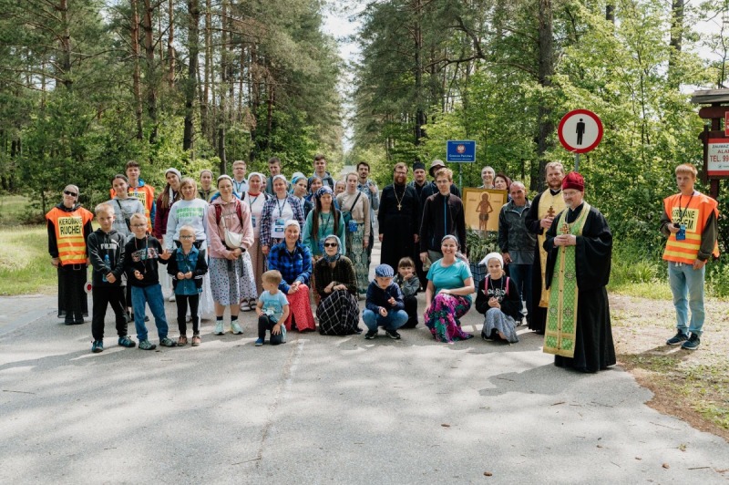 Piesza pielgrzymka do monasteru w Jabłecznej